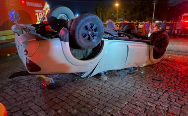 Motorista fica ferido após capotar veículo em Cocal do Sul