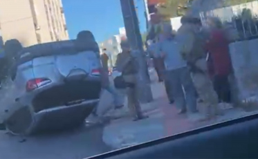 Vídeo: Veículo capota no Centro de Criciúma e mobiliza Polícia Militar
