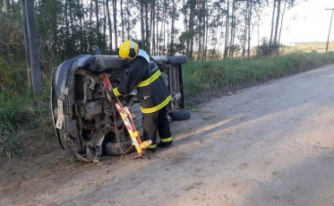 Motorista morre após capotar carro em Jaguaruna