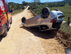 Carro capota em Cocal do Sul; passageira foi levada ao hospital