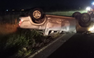 Três pessoas ficam feridas após carro colidir em outro veículo e capotar na BR-101