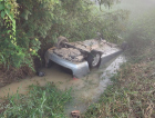 Carro capota e motorista fica na água em Morro da Fumaça