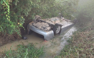 Carro capota e motorista fica na água em Morro da Fumaça