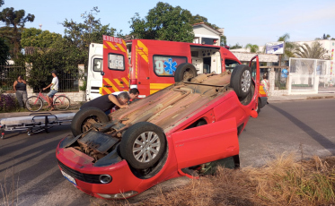 Motorista perde o controle e capota carro no Centro de  Turvo