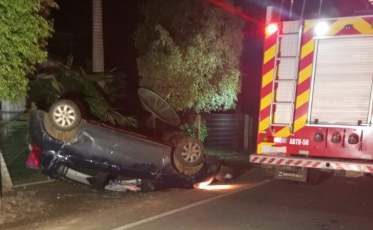 Motorista capota veículo em Turvo