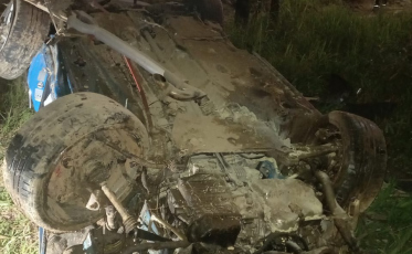 Motorista é levado ao hospital após capotar carro na Via Rápida