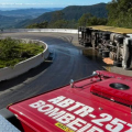 Carreta capota na Serra da Rocinha e deixa óleo sobre a pista