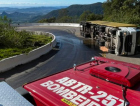 Carreta capota na Serra da Rocinha e deixa óleo sobre a pista