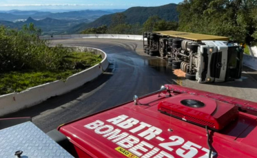 Carreta capota na Serra da Rocinha e deixa óleo sobre a pista