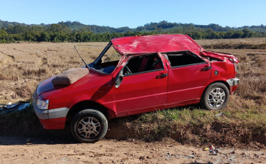 Com dor na lombar, idoso é encaminhado ao hospital após capotar veículo