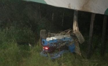 Motorista é levado ao hospital após capotar carro na Via Rápida