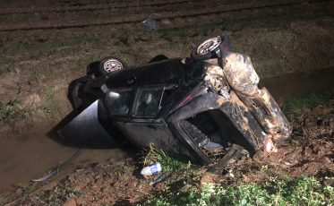 Motorista sai da pista e capota veículo em Turvo