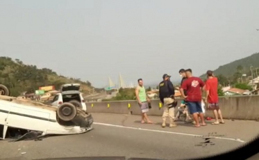 Carro capota na BR-101 com mulher grávida a bordo