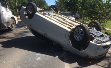 Colisão entre três veículos acaba em capotamento
