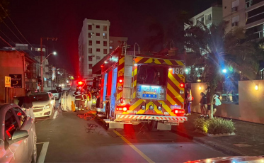 Carro capota e interdita rua no Centro de Criciúma