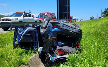 BR-101: Colisão seguida de capotamento deixa dois feridos em Jaguaruna