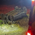 Carro bate em poste, capota e mulher fica ferida em Meleiro