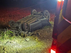 Carro bate em poste, capota e mulher fica ferida em Meleiro