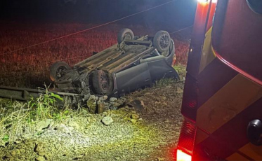 Carro bate em poste, capota e mulher fica ferida em Meleiro