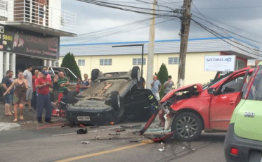 Veículo capota após acidente na Álvaro Catão