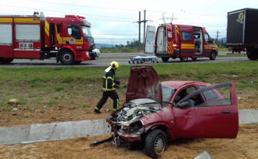 Capotamento na BR-101 deixa motorista ferida