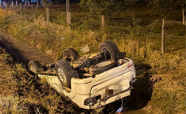 Capotamento deixa casal e duas crianças feridas em Morro da Fumaça