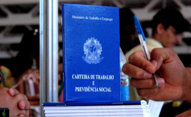 Taxa de desemprego recua para 11,6% no trimestre encerrado em novembro