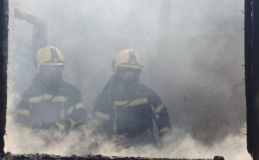 De folga, bombeiros combatem incêndio em residência