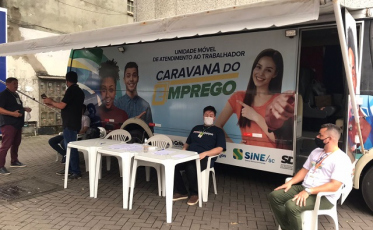 Pessoas de todas as idades em busca de emprego