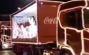 Caravana Iluminada de Natal da Coca Cola encanta Criciúma (VÍDEO)