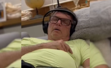 Crises de soluço: Carlos expõe vídeo e diz que condição de Jair Bolsonaro 'só piora'