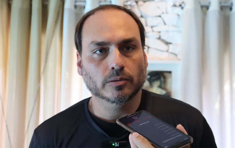 Carlos Bolsonaro é eleito senador por Santa Catarina