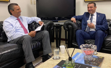 Moisés visita Alesc e entrega carta para Julio Garcia