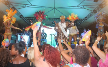 Grande público prestigia desfile de blocos no Rincão