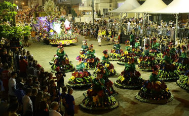 Grande público marca presença no tradicional desfile do Carnarroio