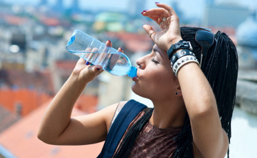 Beber água é fundamental para aproveitar o Carnaval