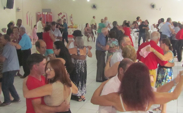 Grupo da terceira idade celebra festa de carnaval em Jacinto Machado