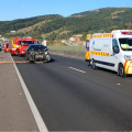 Colisão entre ônibus e caminhonete deixa motorista ferido na BR-101