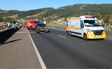 Colisão entre ônibus e caminhonete deixa motorista ferido na BR-101