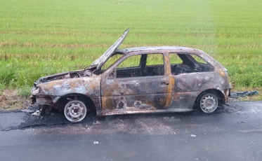 Carro é destruído pelo fogo em Forquilhinha