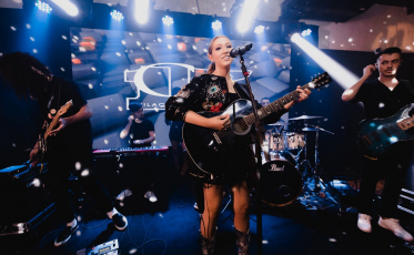Cantora criciumense Carô Vilaça se apresentam nesta quinta-feira no Nações Shopping 