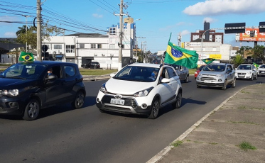 Apoiadores de Bolsonaro fazem carreata em Criciúma
