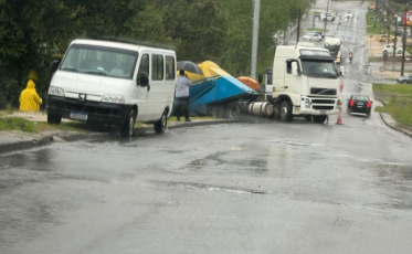 Criciúma: carreta sai da pista e deixa trânsito lento no bairro Brasília