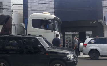 De novo, problema com caminhão no Centro em Criciúma (VÍDEO)