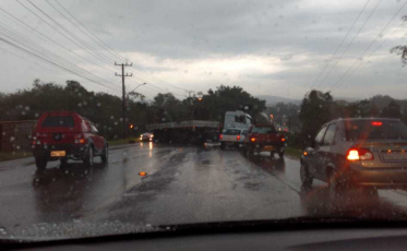 Motorista morreu em acidente que bloqueia a Rodovia Luiz Rosso (VÍDEO)