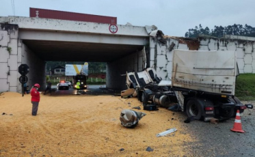 Carreta de Armazém cai de viaduto após acidente na BR-101 (VÍDEO)