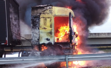 Maracajá: Carreta pega fogo na BR-101