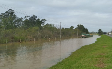 Carreta fica parcialmente submersa na BR-101 em Maracajá