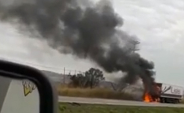 Carreta pega fogo na BR-101 (VÍDEO)
