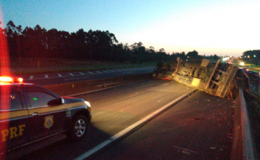Acidente com carreta bloqueia a BR-101